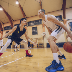 basketteurs avec chaussures adaptées au niveau de jeu et à leurs besoins individuels pour protéger les chevilles lors de la pratique du basket