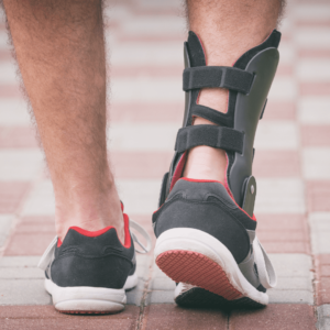 Orthèse au pied d'un joueur de basketball pour protéger et éviter une blessure de la cheville 