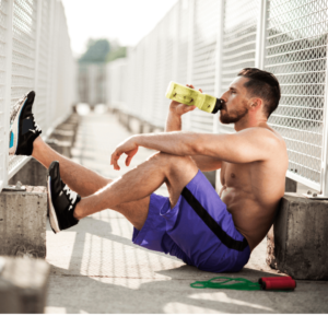 Joueur qui récupère et s'hydrate abondamment après la pratique intense du basketball