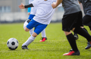 Footballeur en action de tir au foot