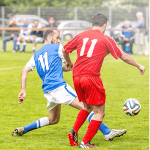 Deux footballeurs en action démontrant les mouvements brusques de leurs pieds