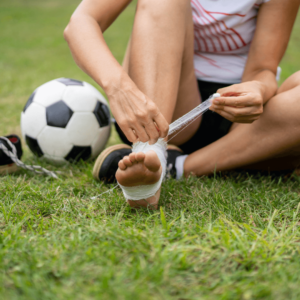 Un joueur de football se bande la cheville sur le terrain