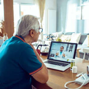 Un sénior consultant son podologue depuis son domicile