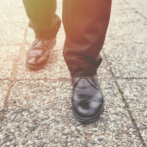 Des chaussures inadaptées peuvent causer la douleur au pied chez la personne âgée