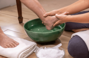 Comment laver les pieds des personnes âgées ? La méthode complète pour un soin appliqué avec précautions