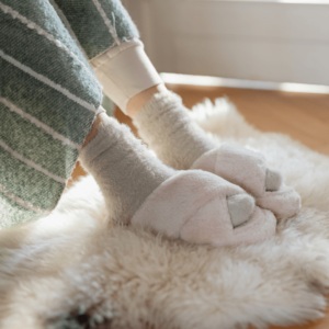 Après avoir les pieds de la personne âgée, veillez à lui remettre des chaussettes propres et sèches.