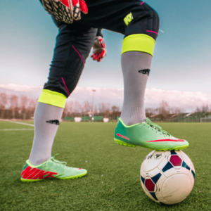 Footballeur aux pieds préparés en prévention de la douleur lors du match