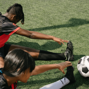 Footballeuses en préparation physique et étirements pour éviter les douleurs et blessures des pieds