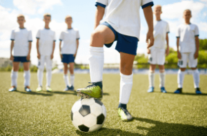 Jeune footballeur, crampons au pieds