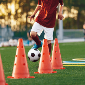 Un jeune footballeur subit les conséquences du pied plat dans son slalom à cause de sa perte d'équilibre