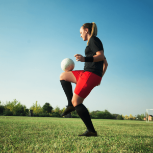 Footballeuse au pied plat en plein jonglage