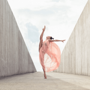 Une danseuse en plein équilibre sur la pointe du pied : une des causes des possibles déformations des pieds dans la danse