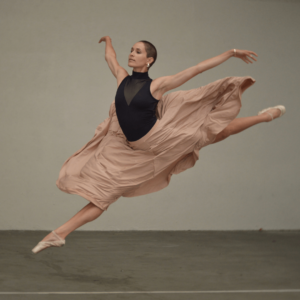 Danseuse en plein saut et prête à l'atterrissage exerçant une pression du les pieds