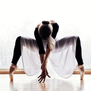 Une danseuse en position exigeante sur les pointes : exemple d'un entrainement intensif dans la danse et de son impact sur les déformations du pied