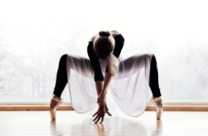 Danseuse classique en effort extrême sur une position favorisant des déformations des pieds