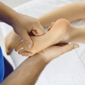 Rééducation du pied d'une danseuse classique par un professionnel de santé spécialisé